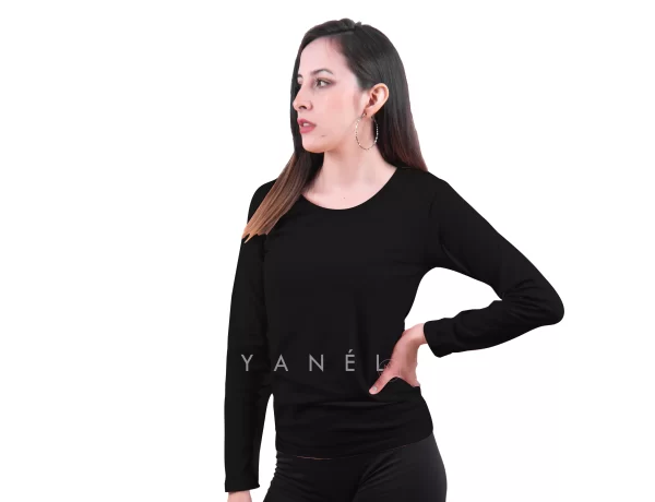 Blusa Jera Cuello Redondo Afelpada Negro scaled